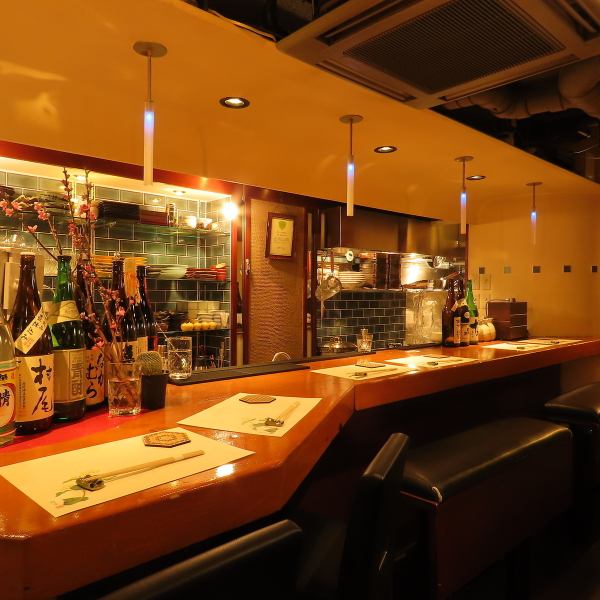 カウンター席では、店主が目の前で料理を仕上げる様子を楽しむことができます。新鮮な食材を使った料理ができる過程を眺めながら、特別な体験を味わえます。料理と共に、会話を楽しむ時間も格別です！