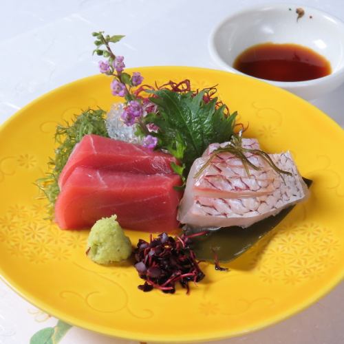 市場から直接仕入れた旬のお刺身