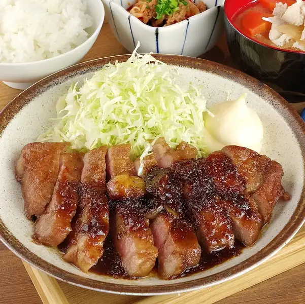 ランチタイムは昼限定居酒屋ランチあります！