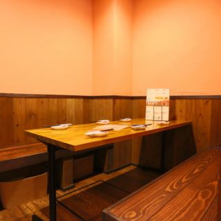 [Table seats] [Semi-private rooms] Since there is no partition between adjacent seats, the seats are open and you can sit comfortably.You can connect two seats and use it for a banquet.