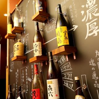 半包間的入口處陳列著來自日本各地的清酒。請嘗試從店主精心挑選的清酒中找到您最喜歡的。