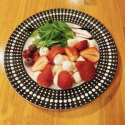 Seasonal fruits and mozzarella