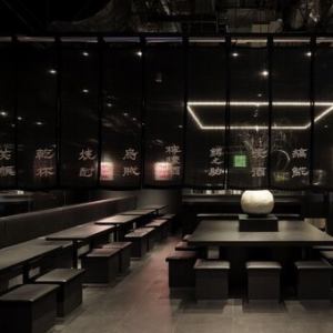 「大人の贅沢な時間を演出」ここは、大人が集まるモダンでシックな空間。4人用の席は、ご友人との食事や家族との楽しいひとときにぴったり。さらに、接待にもぴったりな雰囲気です。六古窯の特注大壺を愛でながら、高級感ある内装が魅力。ここで過ごす時間は、贅沢なひとときとなること間違いなし！