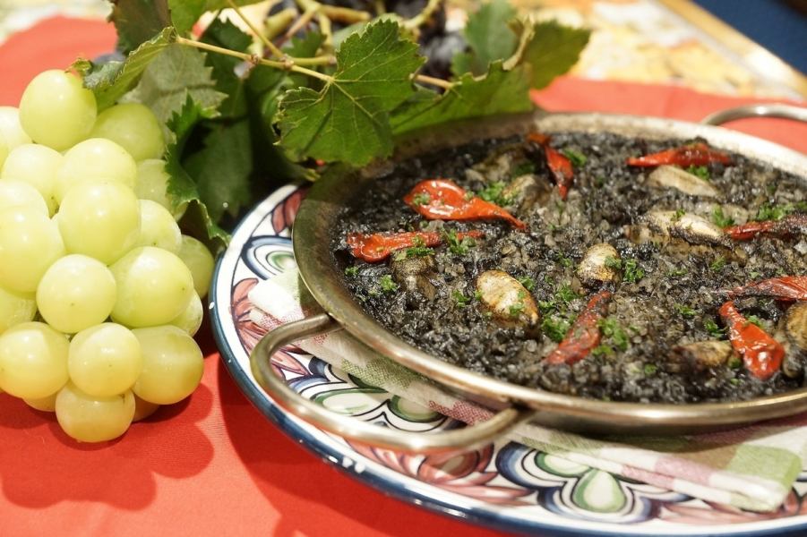 The scent of squid ink will whet your appetite! Paella with squid ink (2 servings) 3,200 yen