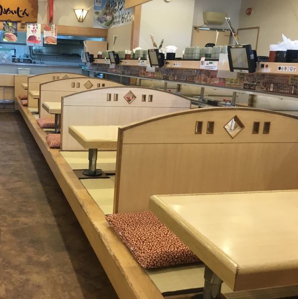 お座敷やテーブル席が豊富で明るい雰囲気の店内は、ご家族連れも大歓迎◎お子様に人気のメニューはもちろん、世代を問わず楽しめるメニューを取り揃えています♪休日の家族団らんに是非!1人前~選べるテイクアウトメニューにはキッズメニューもご用意。ちょっと華やかにおうちで楽しむ寿司パーティーにもご利用下さい☆