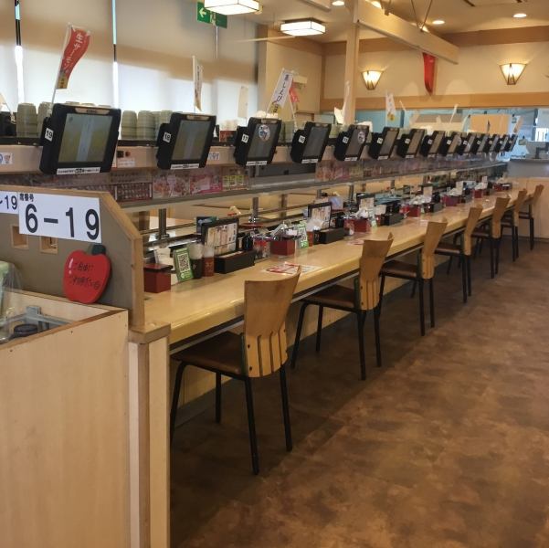 ご注文はお席ごとに設置されたタッチパネルからラクラク!おひとり様のサク飯や晩酌、ランチにも使いやすいカウンター席もご用意しています。自分のペースで食べたいソロ飯にも、肩肘はらない気軽なお寿司デートにも◎リーズナブルな価格設定なのでガッツリ食べたい派の懐にも優しくて安心です♪ふらっと立ち寄るのもOK!!