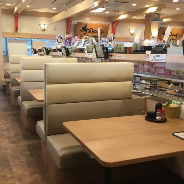 広々としたテーブル席は、椅子がソファーなのも嬉しいポイント♪なにかと荷物が多くなりがちなお子様連れや、お買い物帰りにも◎季節のおすすめフェア等も随時開催♪大分生まれの寿司めいじんは、地元の食材や回転寿司の枠にとらわれないメニューを自信を持ってご提供しています。お腹が空いたら寿司めいじんへ是非どうぞ!