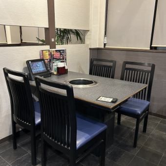 最大4名様まで可◎ご夫婦・カップルでのお食事やお一人様にもピッタリのテーブル席！