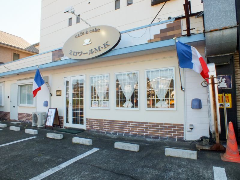 JR内房線　「君津駅」から徒歩10分の好立地！！フランスの国旗が目印のお店です！！目の前に駐車場が4台分あるのでご家族やご友人同士でも安心してお越しください。