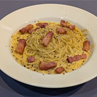 厚切りベーコンのカルボナーラ
