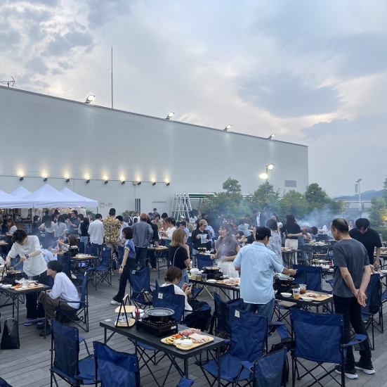 A barbecue and beer garden venue is now open on the rooftop of Himeji Piole!