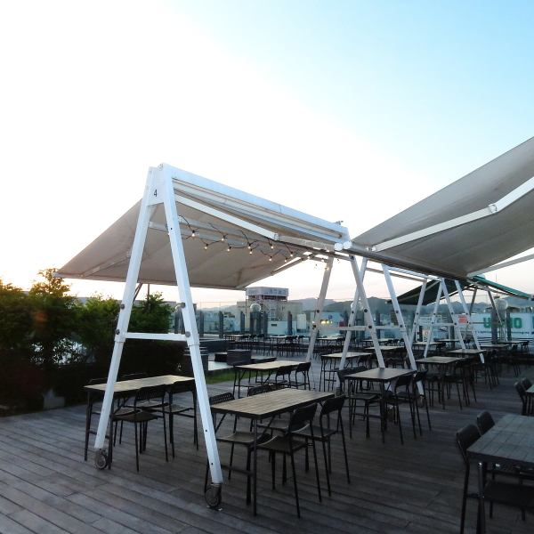 Directly connected to Himeji Station! How about enjoying an empty-handed BBQ on the rooftop of Piole Himeji?♪ As an all-weather BBQ & beer garden venue, we have set up tents to protect you from the sun and rain! The sense of openness that only a rooftop can offer is irresistible! Feel the pleasant breeze and release your mind and body while enjoying yourself to the fullest! There are endless ways to enjoy yourself◎ This is the perfect location for creating unforgettable memories♪