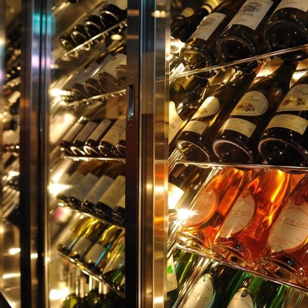 【落ち着いた空間で本格ワインを】フランス産のワインをメインにカジュアルワインからグランヴァンまで、様々なワインを取り扱っております。ダウンライトで落ち着いた店内は様々なシーでご利用いただけます。旬の食材を使用した料理の数々を心ゆくまでお楽しみください♪