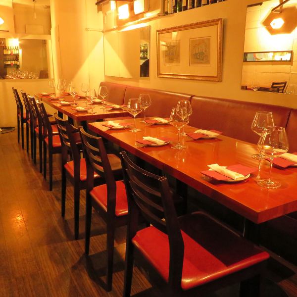 店内はお席宴会は最大１６名様まで対応しております。歓迎会・送別会・新年会・忘年会・会社宴会等年間を通してご利用いただけます。コース内容も飲み放題付5000円～ご用意。メッセージ付プレートのご準備もできるので大切な人との思い出にご利用ください。