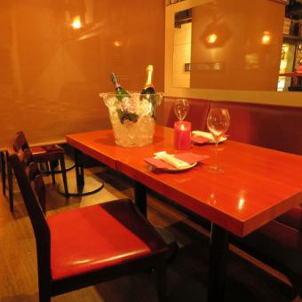【半個室でご利用いただける2名様席】デート・記念日・誕生日等、プライベートな空間でお楽しみいただける半個室テーブル席。大切な人との思い出を。