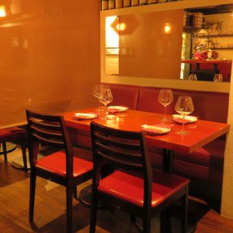 【半個室4名様席】仕切りがあり半個室の空間に。会社帰りの飲み会や各種ご宴会にご利用ください。旬の食材を使用した料理と種類豊富なワインを。