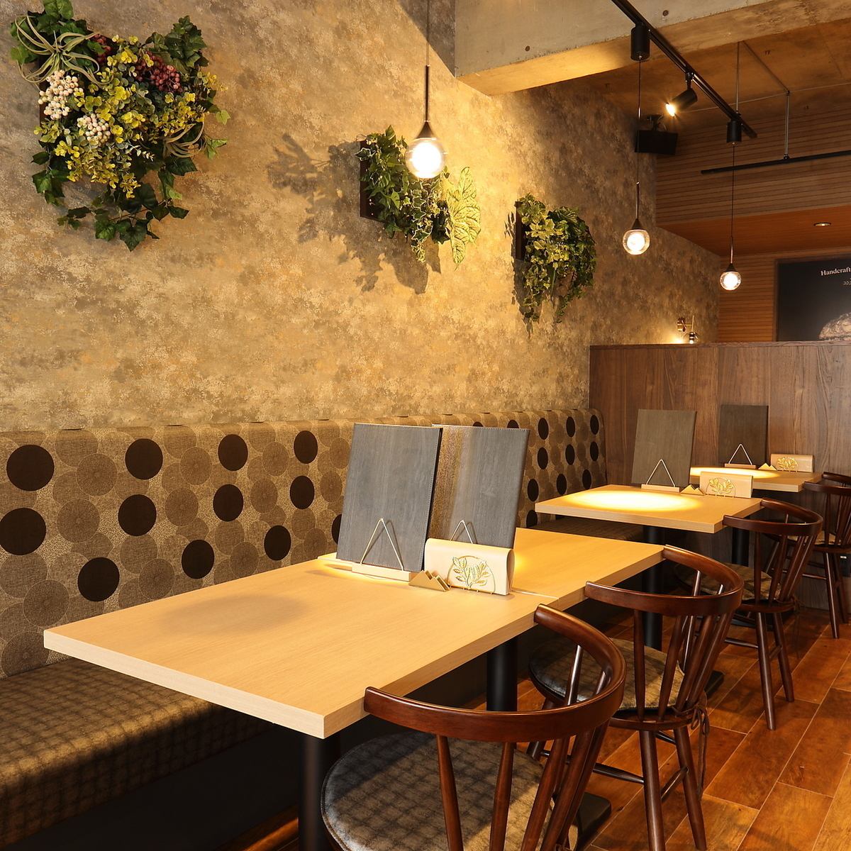 心安らぐゆったりとした空間でこだわりのハンバーガーを堪能!