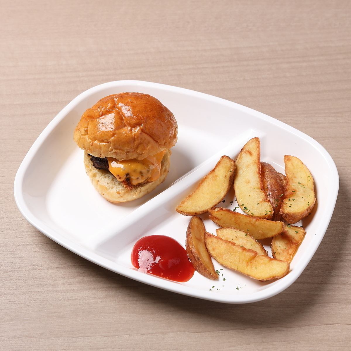 お子様プレートあり!全席禁煙の店内でママもゆったり寛げます!