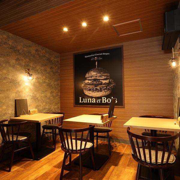木の温もりを活かした壁面と、シックなライティングが調和する落ち着いた空間です。大きなハンバーガーのアートが目を引き、こだわり抜かれた「Luna et Bois」の世界観にどっぷりと浸ることができます。ゆったりとした時間が流れるこの席は、大切な人との語らいや、自分へのご褒美ディナーにぴったりの特等席です。