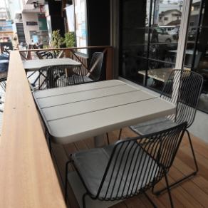 心地よい風を感じながらお食事を楽しめる、開放感たっぷりのテラス席です。ウッドデッキの温もりとモダンな黒のチェアが、都会的でおしゃれな雰囲気を演出します。ペット連れや、ちょっとしたリフレッシュを兼ねたランチにも最適。外の空気を感じながら、自慢のバーガーを頬張る贅沢なひと時をお過ごしください。