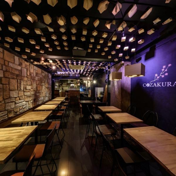 ここ「COZAKURA」では、こだわりのおでんとお酒を、ゆったりとしたひとときとともにお楽しみいただけます。まるで隠れ家のような居心地の良さ。デートやお一人様にもぴったりです。