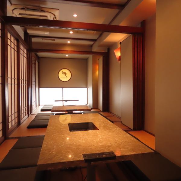 グレーを基調とした落ち着いた雰囲気の店内は、ゆっくりと寛ぐのに最適です。お席は掘りごたつ式となっており、足を伸ばしてゆったりと鍋を囲むことができます。パーテーションを外せば、最大18名様までの一体感ある空間に。落ち着いた大人の空間で、大切な方とのお食事やご宴会を心ゆくまでお楽しみください。