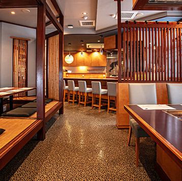 落ち着いた雰囲気の中でゆったりと過ごせる空間をご用意しております。貸切でのご利用は最大28名様まで承っており、プライベートな空間としてお集まりやご宴会に最適です。周りを気にせず、大切な方々と心ゆくまでお食事のひとときをお楽しみください。ご予約や詳細につきましては、お気軽にお問い合わせください。