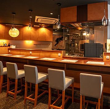 目の前で調理風景が広がるオープンキッチンのカウンターは全8席。職人の手さばきや立ち上る香り、音を感じながら、臨場感あふれるライブ感をお楽しみいただけます。デートでのご利用にも最適です。特別な空間で、心ゆくまでゆったりとしたひとときをお過ごしください。