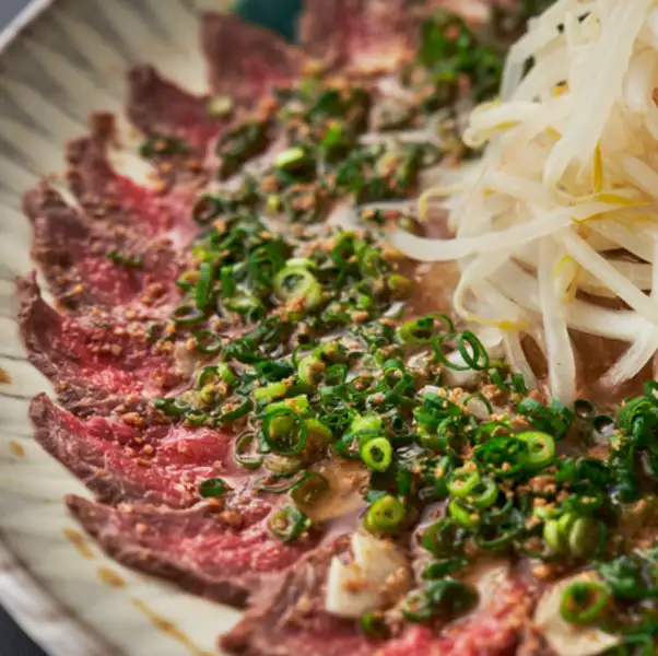 鍋前に大人気!さっぱりおいしい『近江牛タタキ胡麻ポン酢』