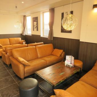 [There are 2 sofa seats for 5 to 6 people.] It's a 2-minute walk from Kitahanada Station and it's a station Chika so it's perfect for everyday use such as girls' association, anniversary, birthday, date etc!