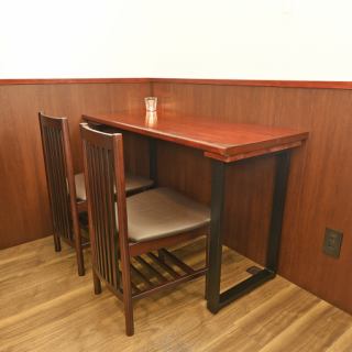 A table seat for two that is perfect for a date or a meal with friends.You can enjoy your meal at your leisure.