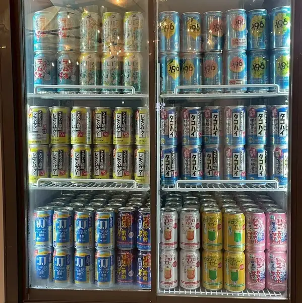 【種類豊富な飲み放題】ドリンクは可愛らしい瓶・缶でのご提供です。