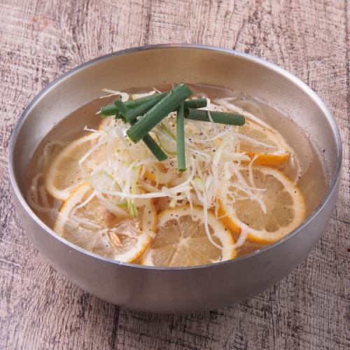 冷たい自家製冷麺(キムチ・レモン・梅・わさび／旨辛ビビンメン