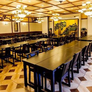 【大宴会場】和風モダンな雰囲気のあるお部屋です。宴会等にご利用いただけます。仕切りを使用し、3つの個室に変形することも可能です。マイク・プロジェクター・ステージを装備しております。＊お席の指定はできませんのでご希望がある場合はお電話もしくはリクエスト予約にて別途ご連絡ください。