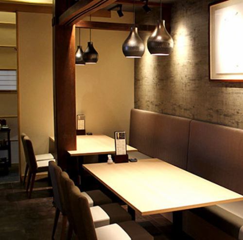 【テーブル席】少人数のグループ向けのテーブル席は、2018年にリニューアルしました。個室テーブル席やベビーカーをお持込みいただけるイス席などもございます。収容人数：6名＊お席の指定はできませんのでご希望がある場合はお電話もしくはリクエスト予約にて別途ご連絡ください。