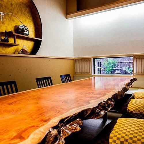 【堀ごたつ席個室】金色を基調とした高級感のある、掘りごたつ席の個室です。小窓から見えるお庭の景色をご覧になりながら、どうぞおくつろぎください。収容人数：8名　＊お席の指定はできませんのでご希望がある場合はお電話もしくはリクエスト予約にて別途ご連絡ください。