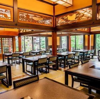 【大広間】美しいお庭をご覧頂きながら、お食事をいただけるお部屋です。人数によって襖を使用し、24名ずつのお部屋としてもご利用いただけます。お履物を脱いで、畳の感触をお楽しみください。＊お席の指定はできませんのでご希望がある場合はお電話もしくはリクエスト予約にて別途ご連絡ください。