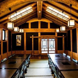 【団体個室】蔵のような佇まいのお部屋です。完全団体個室で、皆様だけの空間をお楽しみください。お履物を脱いで、畳の感触をお楽しみいただけます。収容人数：24名＊お席の指定はできませんのでご希望がある場合はお電話もしくはリクエスト予約にて別途ご連絡ください。