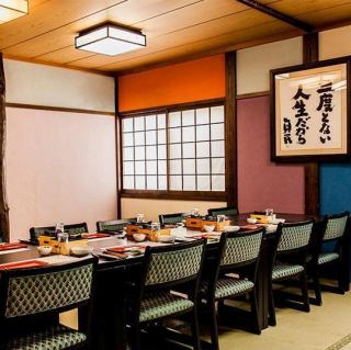 【個室】隠れ家のようなお部屋です。接待や商談など、様々なシチュエーションでご利用いただけます。お履物を脱いで、畳の感触をお楽しみください。収容人数：20名＊お席の指定はできませんのでご希望がある場合はお電話もしくはリクエスト予約にて別途ご連絡ください。