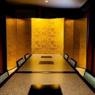【個室】美しい屏風が金色に輝く、お祝いの席にもぴったりなお部屋です。接待や商談などにもご利用いただけます。お履物を脱いで、畳の感触をお楽しみください。収容人数：10名＊お席の指定はできませんのでご希望がある場合はお電話もしくはリクエスト予約にて別途ご連絡ください。