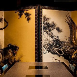 【個室】力強い屏風が印象的なお部屋です。接待や商談など、様々なシチュエーションでご利用いただけます。お履物を脱いで、畳の感触をお楽しみください。収容人数：10名＊お席の指定はできませんのでご希望がある場合はお電話もしくはリクエスト予約にて別途ご連絡ください。