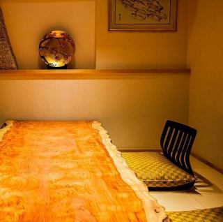 【個室】落ち着きのある、少人数様用の個室です。接待や商談はもちろん、ご家族やカップルの方にもご利用いただけます。お履物を脱いで、畳の感触をお楽しみください。収容人数：6名＊お席の指定はできませんのでご希望がある場合はお電話もしくはリクエスト予約にて別途ご連絡ください。