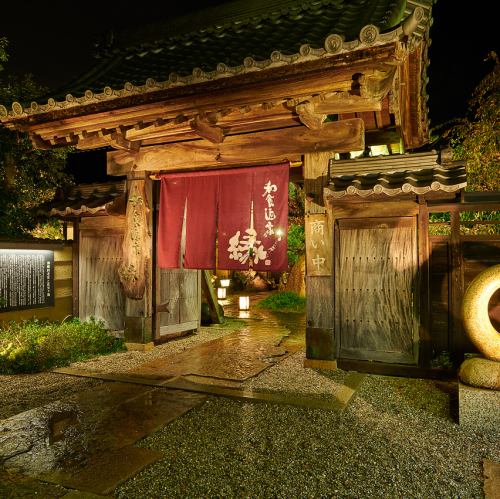 丹精な佇まいと落ち着きある店内は大人の隠れ家に最適