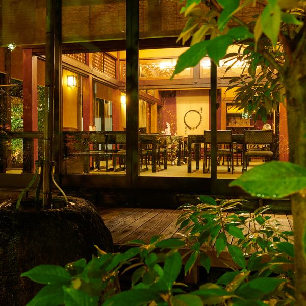 少人数でのお食事に適したテーブル席、小窓から見えるお庭の景色を楽しめる高級感のある掘りごたつ個室も完備。ベビーカーをお持込みいただけるイス席や車イスのお客様用の階段昇降機もあり、幅広いシーンに適応します。お席の指定はできませんのでご希望がある場合はお電話もしくはリクエスト予約にて別途ご連絡ください。