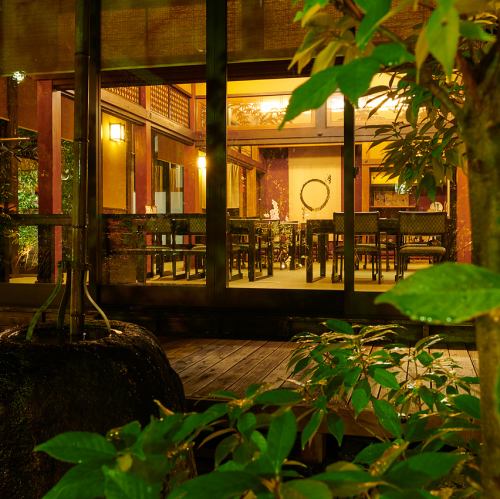 <p>少人数でのお食事に適したテーブル席、小窓から見えるお庭の景色を楽しめる高級感のある掘りごたつ個室も完備。ベビーカーをお持込みいただけるイス席や車イスのお客様用の階段昇降機もあり、幅広いシーンに適応します。お席の指定はできませんのでご希望がある場合はお電話もしくはリクエスト予約にて別途ご連絡ください。</p>