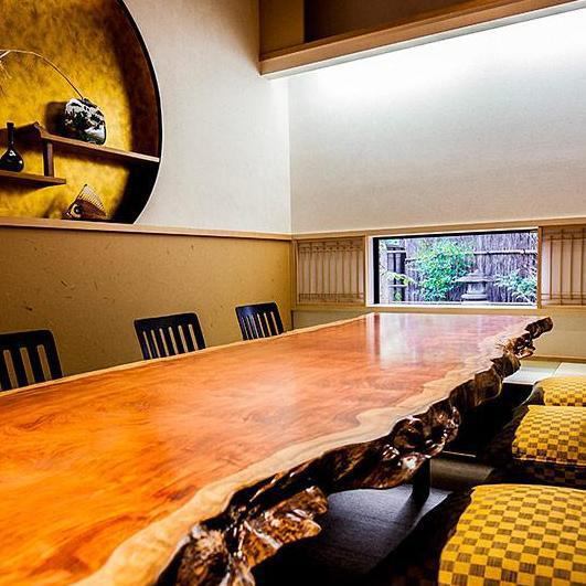 2名様から最大96名様までご利用いただける個室をご用意しております。どのお部屋も落ち着きがあり、ゆっくりくつろげる和の空間になります。1部屋2時間制でご予約いただいておりますが、延長ご希望の場合は30分3000円（税込）にて承りますので心ゆくまでご宴会をお楽しみいただけます。