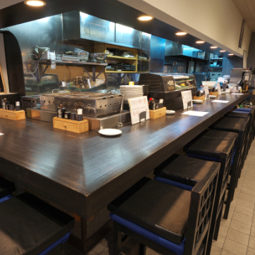 木の温もりを感じる落ち着いた和空間が広がる店内は、ゆったりとした時間を過ごしたい方にぴったり。照明は柔らかく、心地よい静けさを演出しています。宴会や貸切にも対応可能で、プライベート感を大切にした空間づくりが魅力。お一人様から団体まで、幅広いシーンでご利用いただけます◎