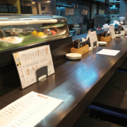 調理の様子を間近で楽しめるカウンター席は、全14席。お一人様でも気兼ねなく過ごせる居心地の良さが魅力です。店主との会話を楽しみながら、料理やお酒のこだわりを聞くこともでき、通な楽しみ方が可能。常連様にも人気の席で、仕事帰りの一杯や、しっぽりとした時間を過ごしたい方におすすめです!