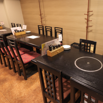 4名掛け×2卓、6名掛け×1卓のテーブル席は、家族連れやグループ利用に最適。ゆったりとした配置で、周囲を気にせず会話と食事を楽しめる空間です。木目調のテーブルと柔らかな照明が、温かみのある雰囲気を演出。貸切宴会にも対応可能で、歓送迎会や記念日など、特別なひとときにもぴったりです♪