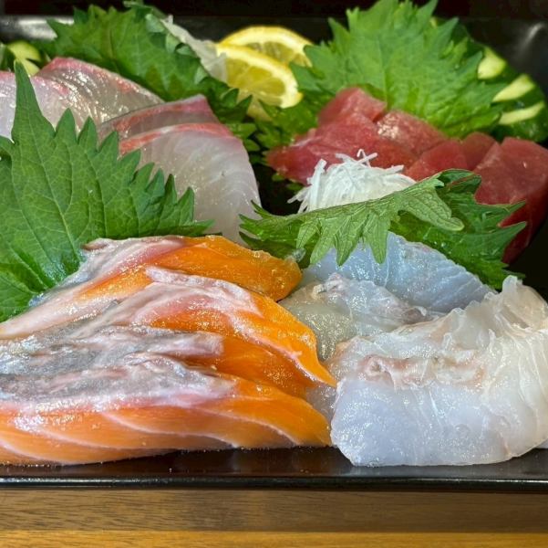 【その日仕入れの鮮魚を、好みの厚さで味わう贅沢な三種盛り】お造り3種盛り1,800円(税込)
